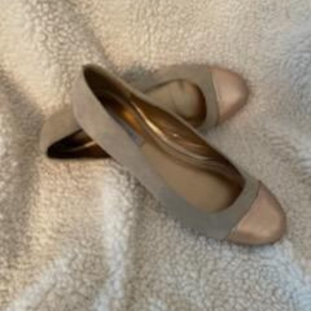 Jennifer Lopez Gold Flat Dress Shoes